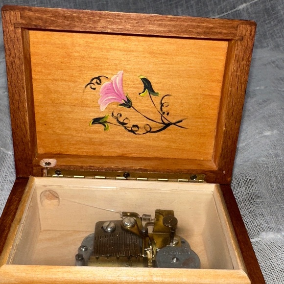 Vintage CUENDET Swiss Music Box 1985 Hand Carved Wood & Hand Painted Floral EUC - Picture 11 of 17